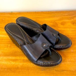 EUC Born Black Leather low heeled Sandals